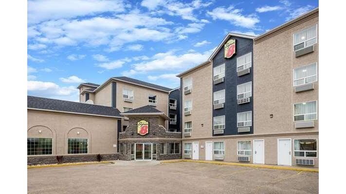 Super 8 by Wyndham Grande Prairie — photo 1